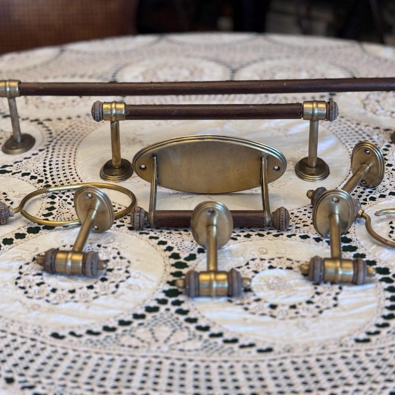 Vintage bathroom accessories in brass and wood. 9 items. Last century.
